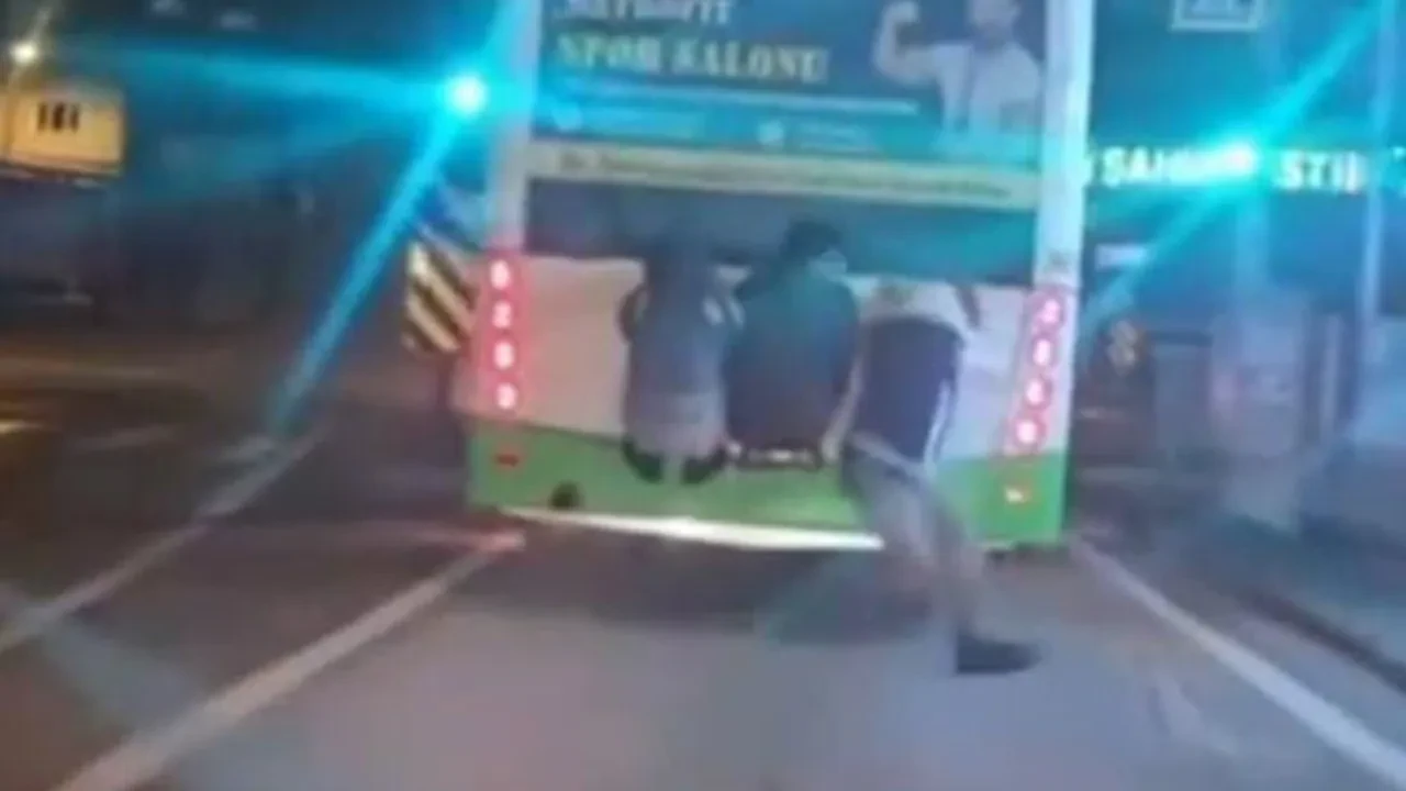 Trafikte tehlikeli anlar! Otobüsün arkasına asılan çocuklar yürekleri ağza getirdi