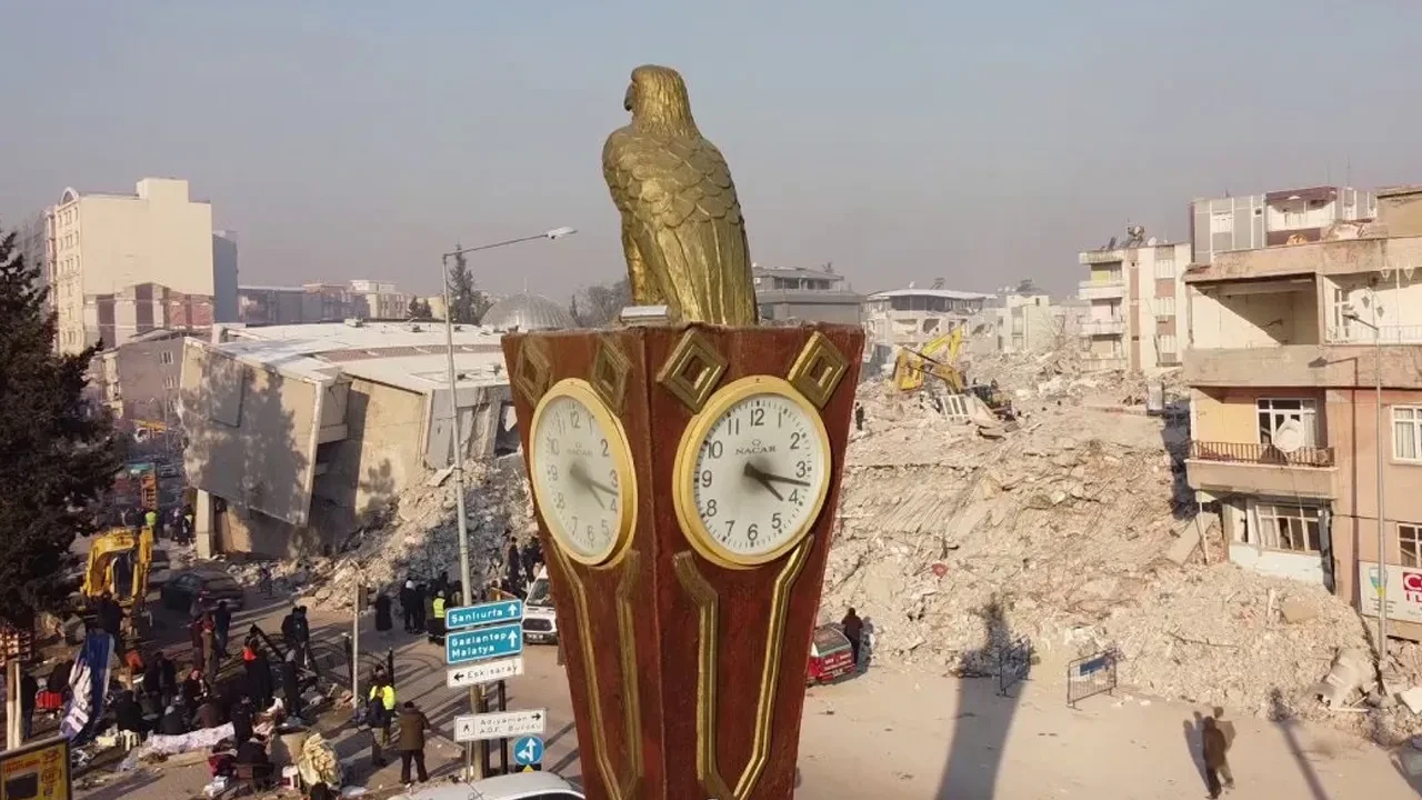 6 Şubat'tan etkilenen Adıyaman'da saat kulesinin çevresindeki binalar bitmedi mi? Fotoğraflı iddiaya cevap var