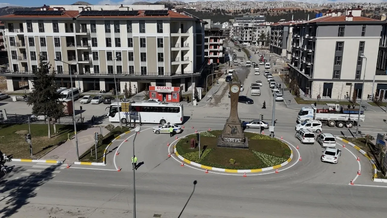 6 Şubat'tan etkilenen Adıyaman'da saat kulesinin çevresindeki binalar bitmedi mi? Fotoğraflı iddiaya cevap var
