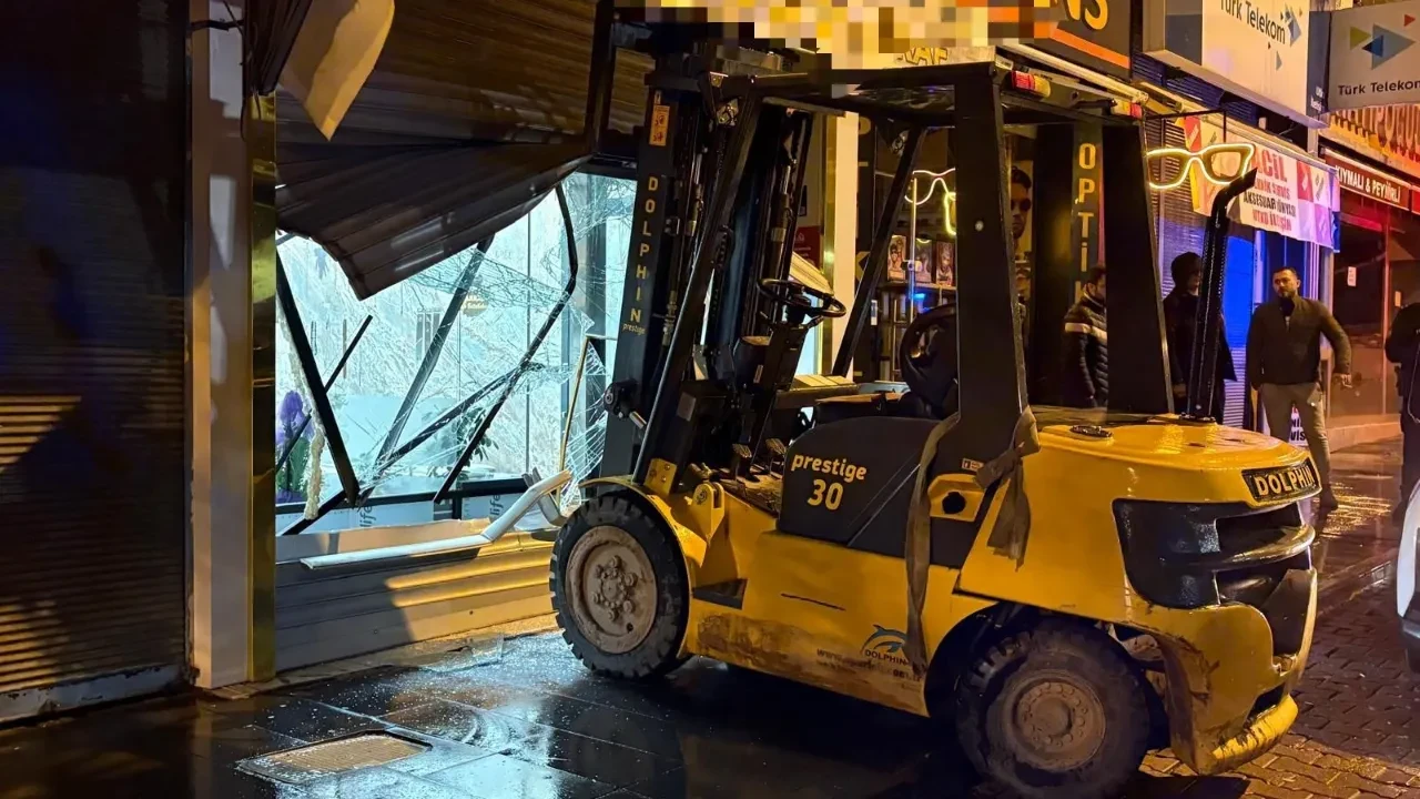 Altınları çalmaya çalıntı forkliftle geldi