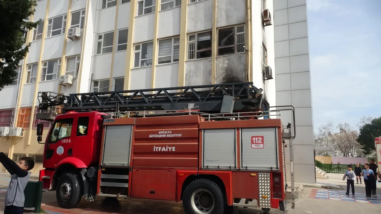 Antalya'da öğrenciler ölümden döndü! Okulda yangın paniği