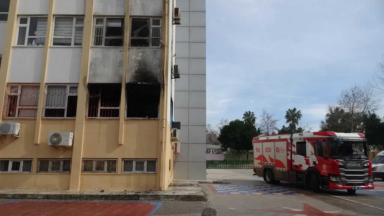 Antalya'da öğrenciler ölümden döndü! Okulda yangın paniği