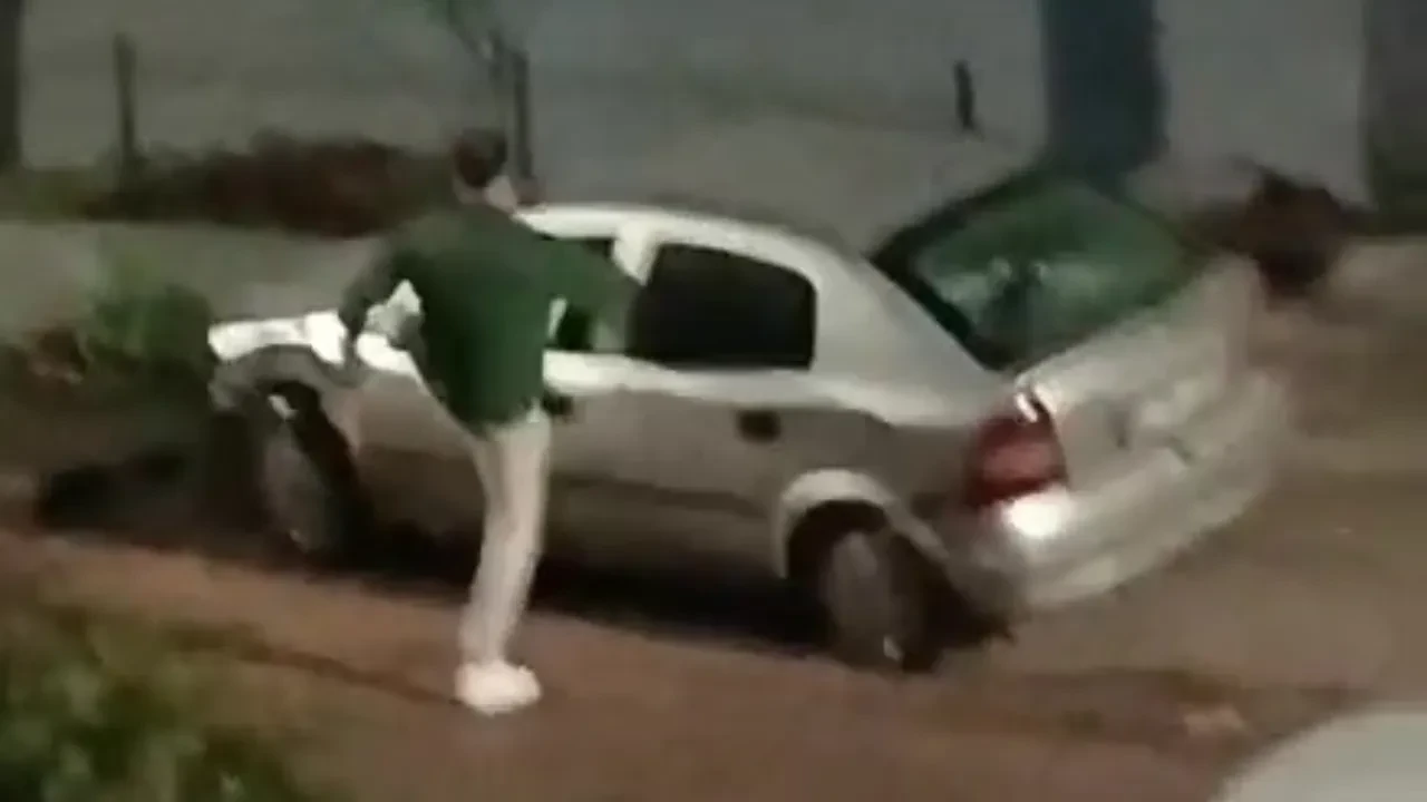 Araca levye ile saldırdı, ışıklı çiçek buketi bıraktı! Kocaeli'de şaşkına çeviren olay