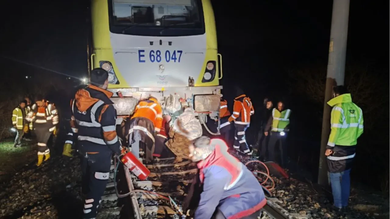 Balıkesir'de raylara kaya düştü: 6 Eylül Ekspresi’nin lokomotifi raydan çıktı