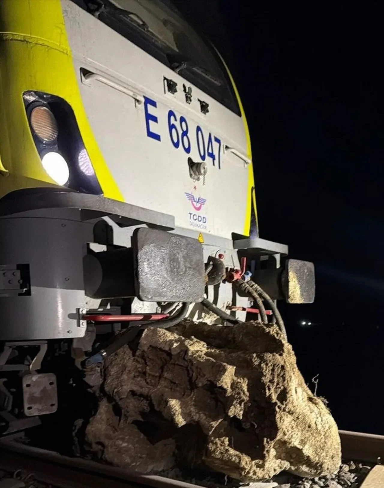 Balıkesir'de raylara kaya düştü: 6 Eylül Ekspresi’nin lokomotifi raydan çıktı