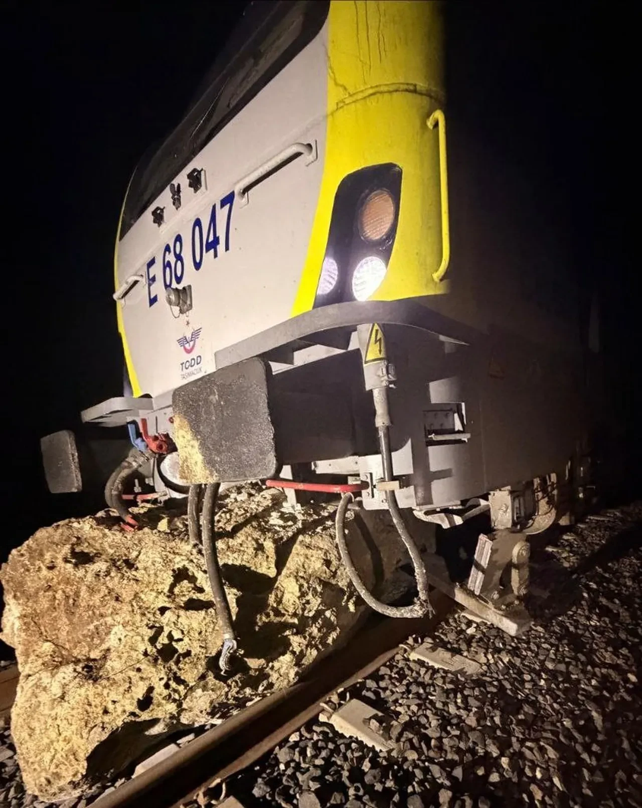 Balıkesir'de raylara kaya düştü: 6 Eylül Ekspresi’nin lokomotifi raydan çıktı