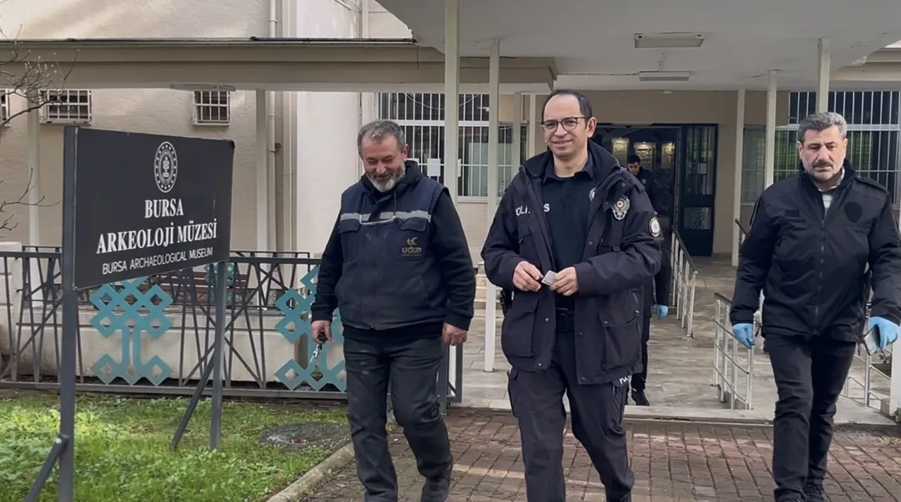 Bu kadarına da pes! Piknikte bulduğu patlamamış top mermisini 10 gün evinde sakladı, müzeye gülerek getirdi