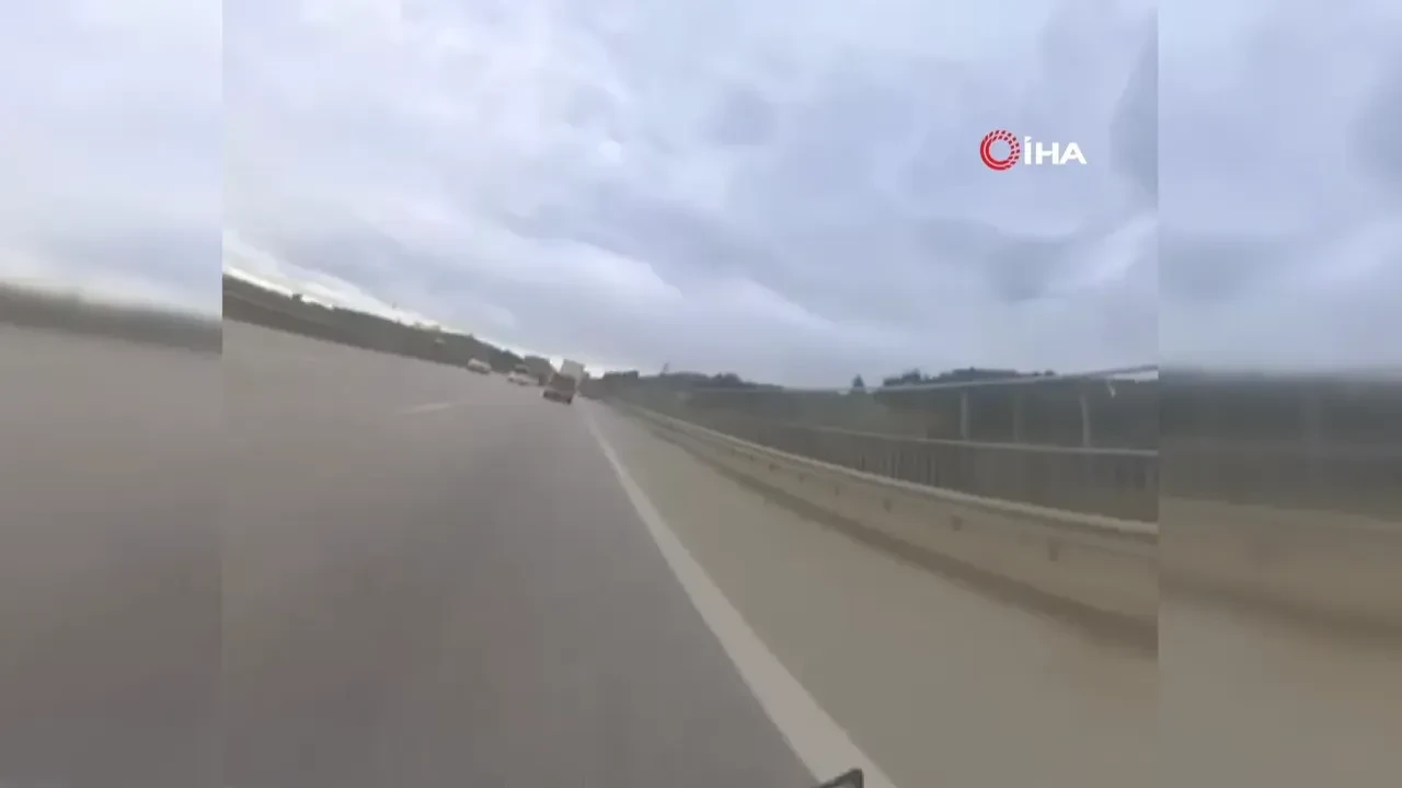 Bursa'da korkunç kaza! 113 kilometre hızla giden motosiklet, çarptığı aracın içine daldı: O anlar kamerada!