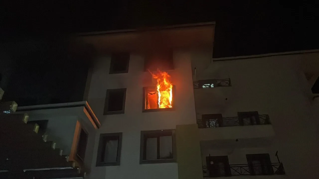 Evden ayrılan annesine kızıp daireyi ateşe verdi, binada korku dolu anlar yaşattı