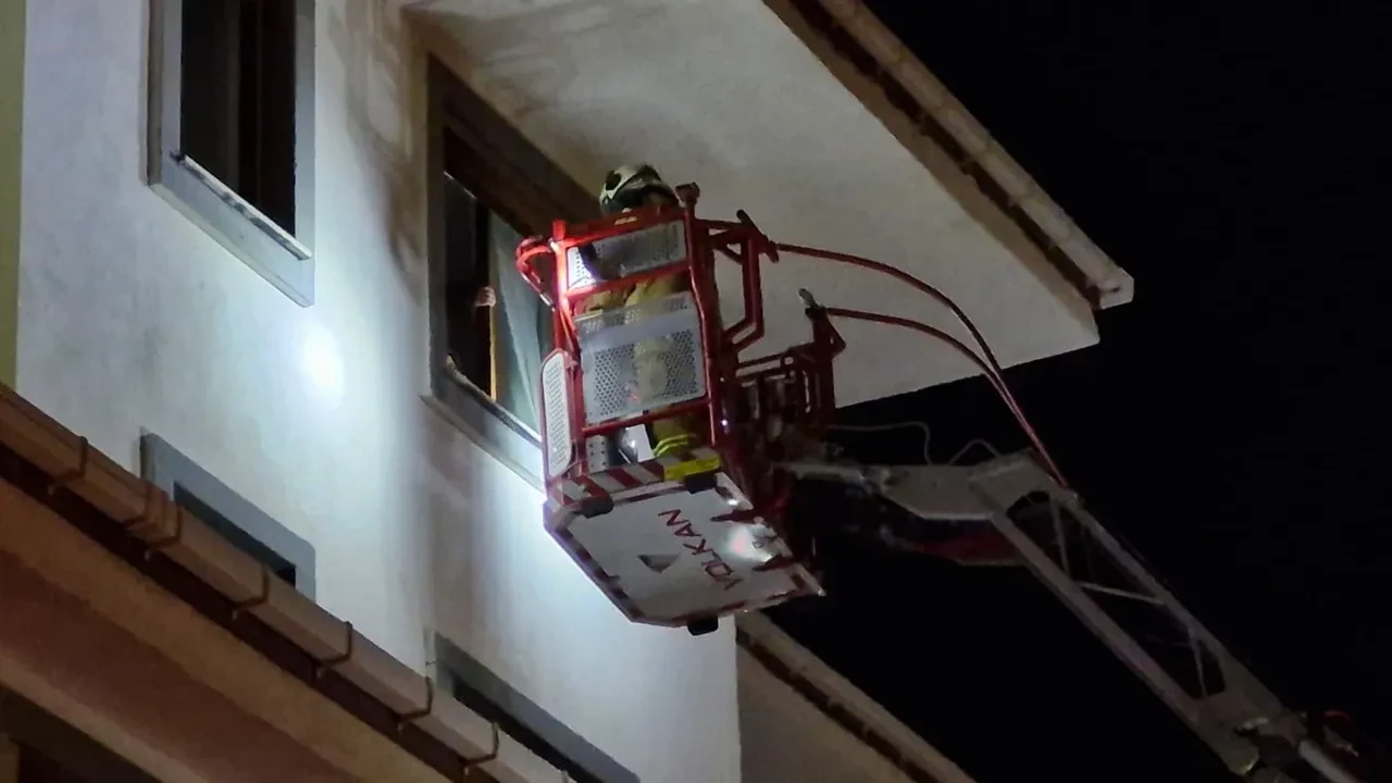 Evden ayrılan annesine kızıp daireyi ateşe verdi, binada korku dolu anlar yaşattı