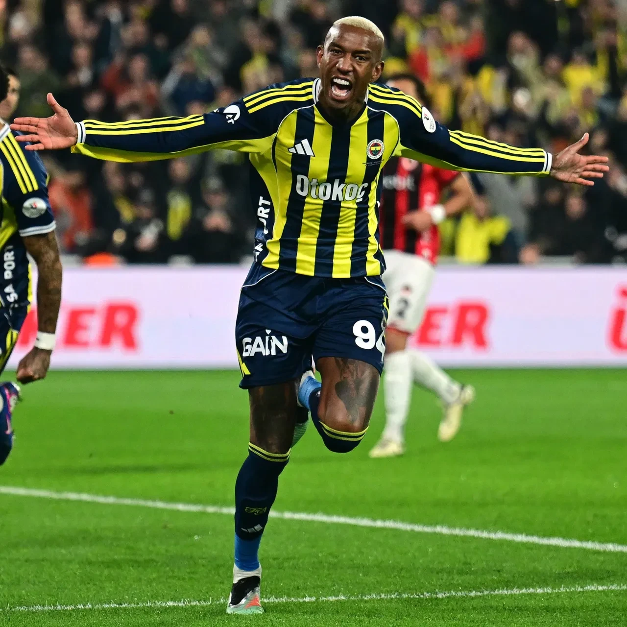 Fenerbahçe Gençlerbirliği'ni 3 golle geçti: Süper Lig'de zirve savaşı devam etti!