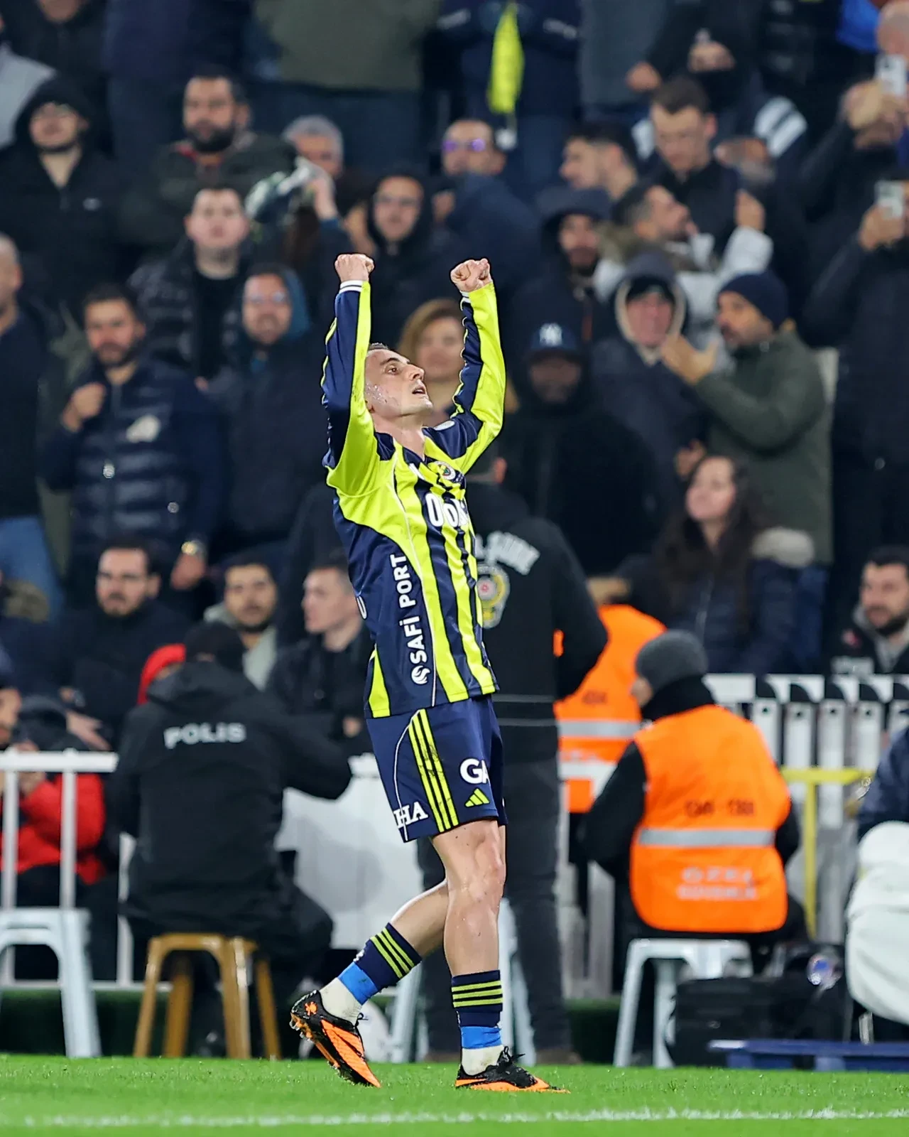 Fenerbahçe Gençlerbirliği'ni 3 golle geçti: Süper Lig'de zirve savaşı devam etti!