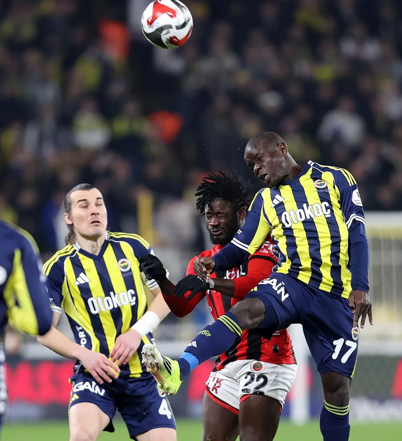 Fenerbahçe Gençlerbirliği'ni 3 golle geçti: Süper Lig'de zirve savaşı devam etti!