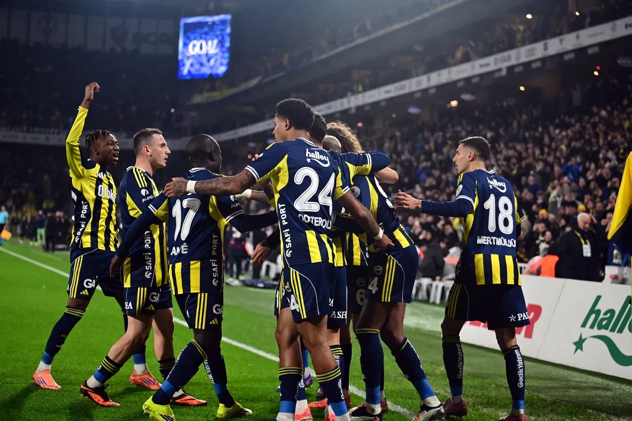 Fenerbahçe Gençlerbirliği'ni 3 golle geçti: Süper Lig'de zirve savaşı devam etti!