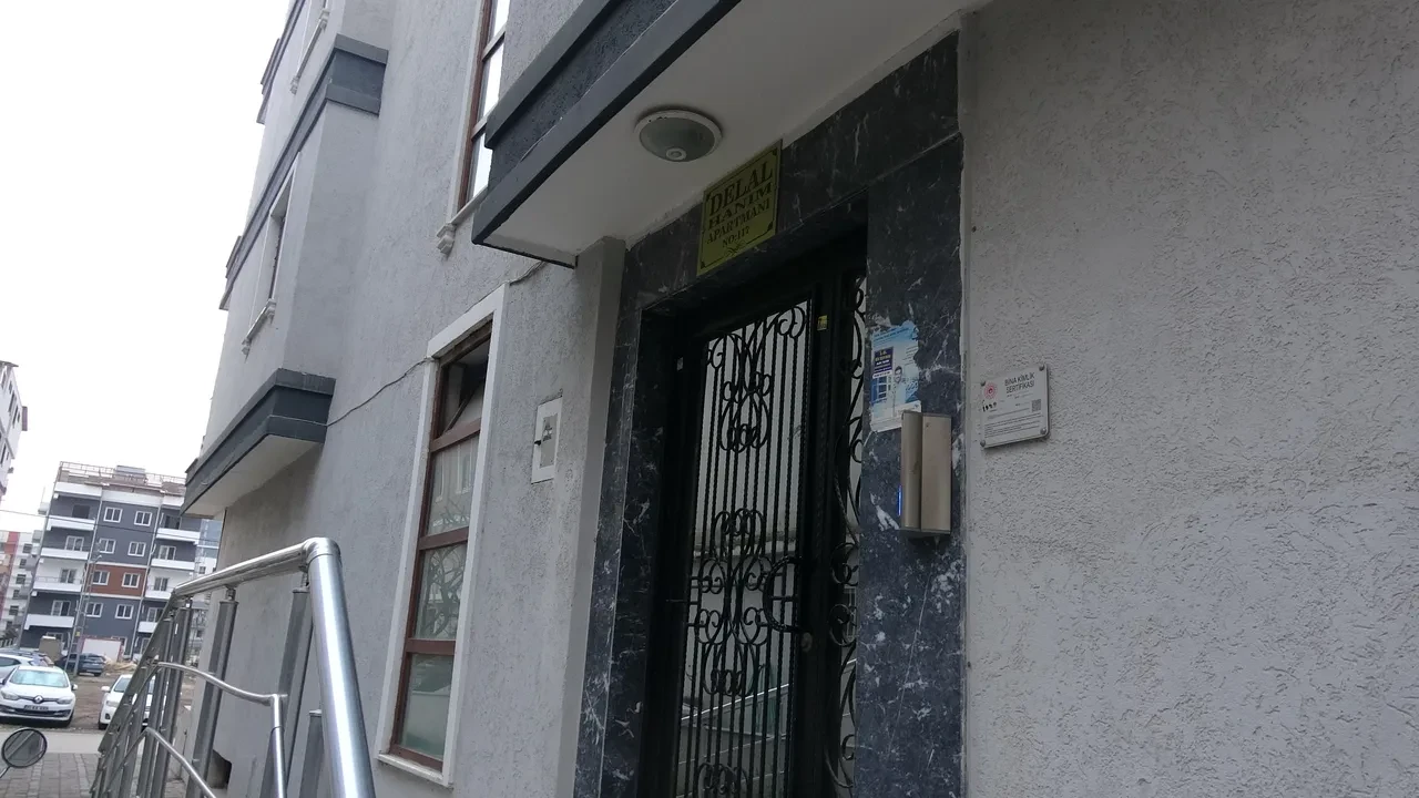 Hatay'da akılalmaz olay! Kargo kuryesinin asansördeki skandal hareketleri kamerada