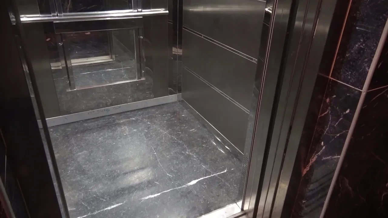 Hatay'da akılalmaz olay! Kargo kuryesinin asansördeki skandal hareketleri kamerada