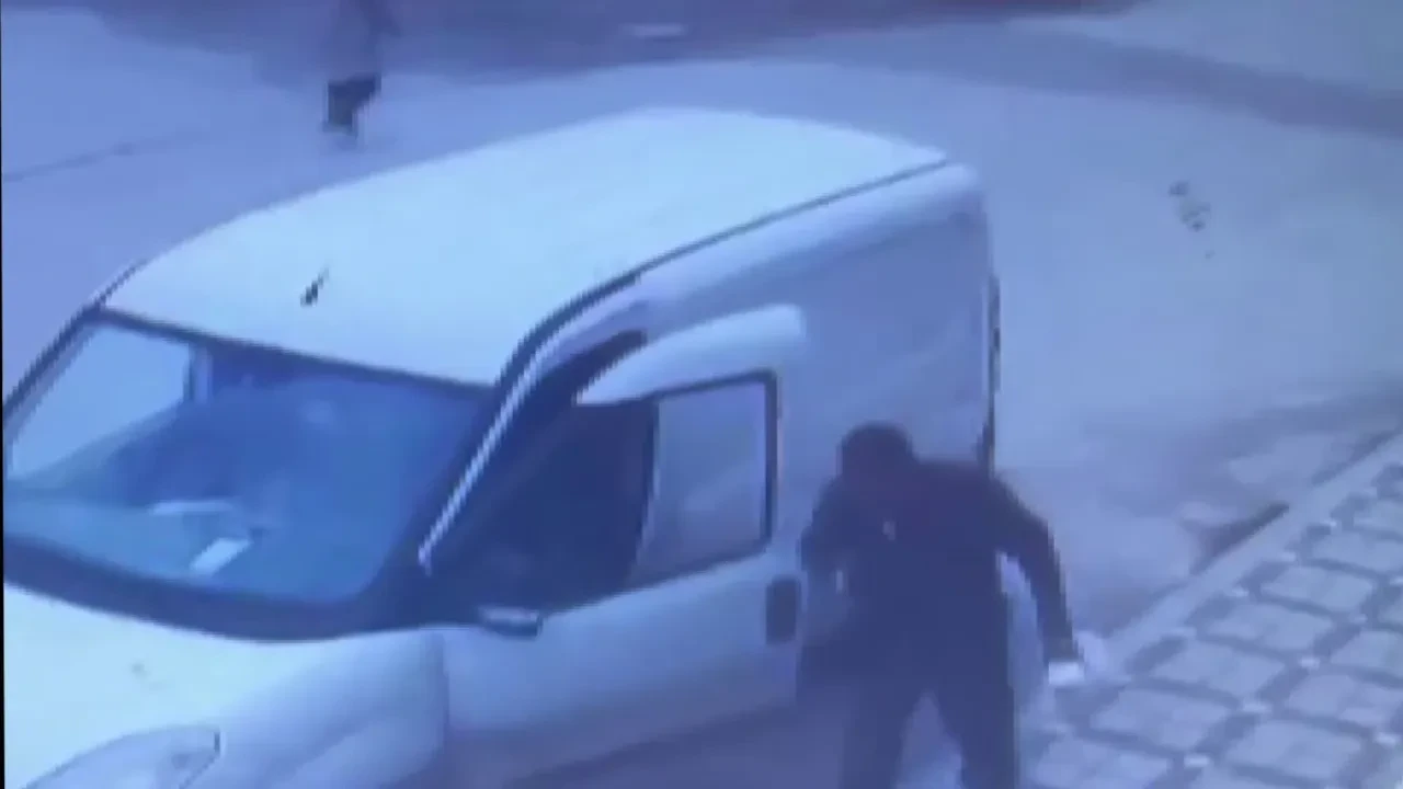 Hatay'da akılalmaz olay! Kargo kuryesinin asansördeki skandal hareketleri kamerada