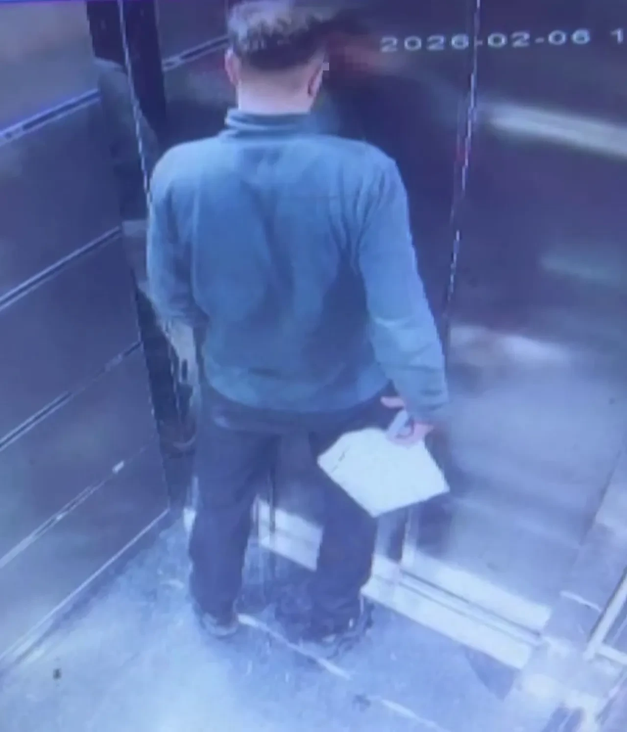 Hatay'da akılalmaz olay! Kargo kuryesinin asansördeki skandal hareketleri kamerada