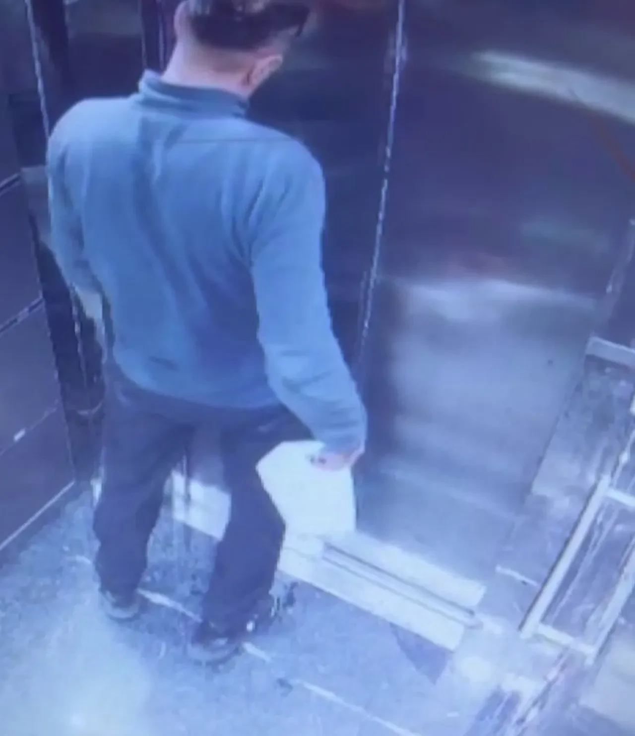 Hatay'da akılalmaz olay! Kargo kuryesinin asansördeki skandal hareketleri kamerada