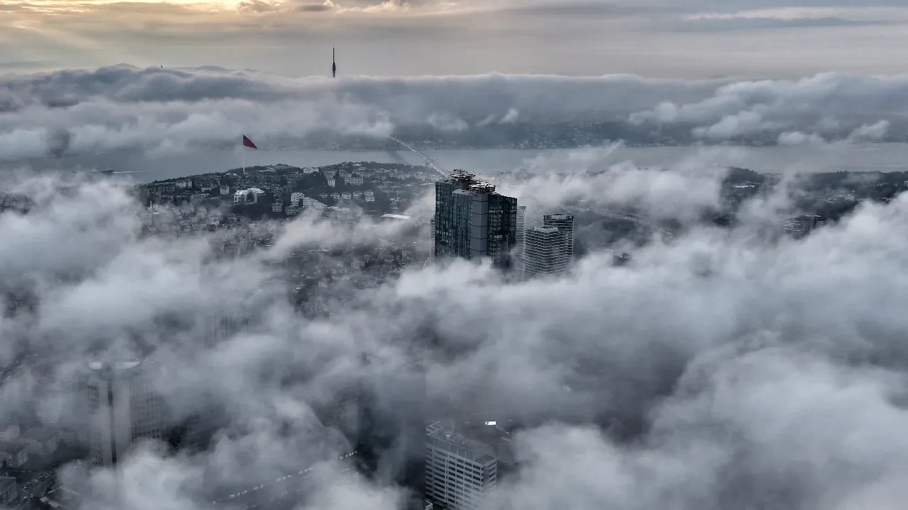 İstanbul'da eşsiz manzara mest etti! Yoğun sis havadan görüntülendi
