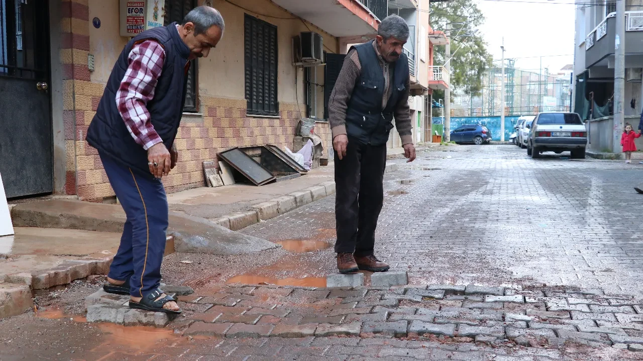 İzmir'de 5 aydır yapılmayan yolu mahalleli yaptı: Belediyeye tepki var