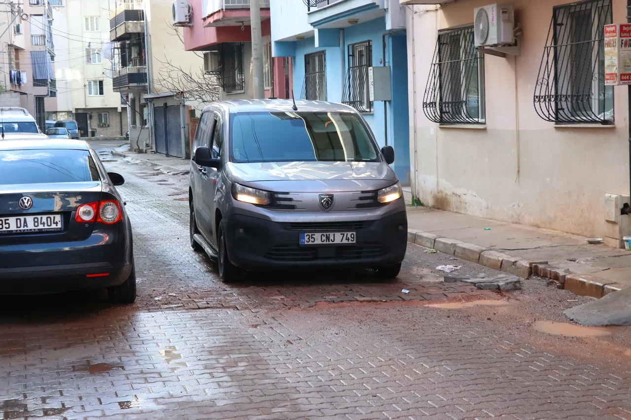 İzmir'de 5 aydır yapılmayan yolu mahalleli yaptı: Belediyeye tepki var