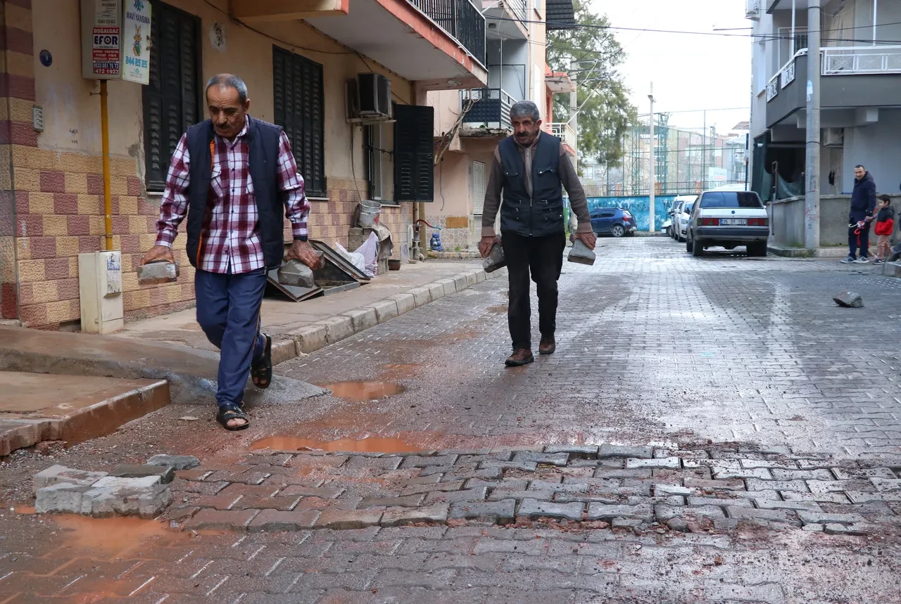 İzmir'de 5 aydır yapılmayan yolu mahalleli yaptı: Belediyeye tepki var