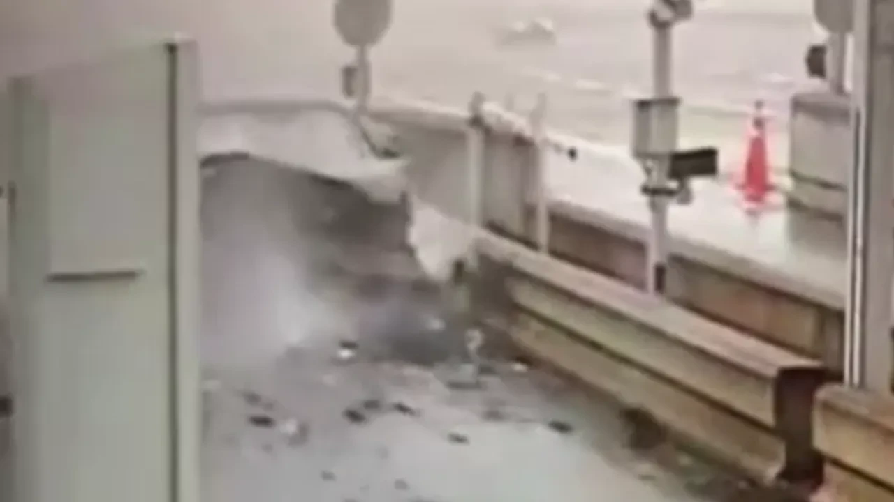 Kaza anı kameralara yansıdı! Kuzey Marmara gişelerinde araç bariyerlere çarptı