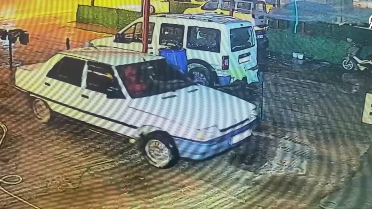 Kendi kendine hareket edip dükkana giren araba gündem oldu 