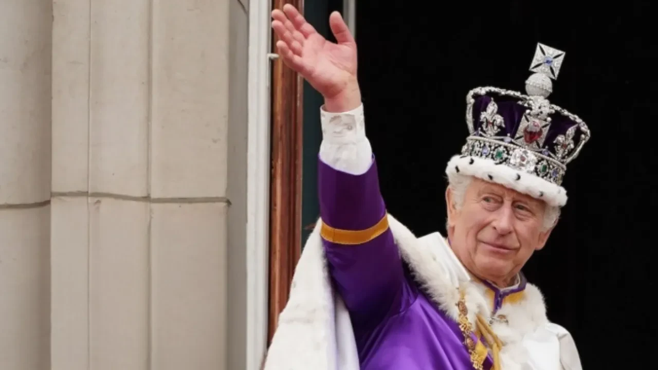 Kral Charles, 40 yıldır aynı paltoyu giyiyor