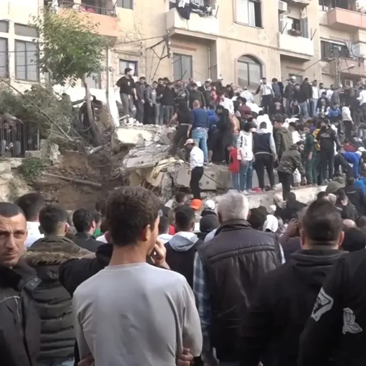 Lübnan'da bina çöktü: 6 ölü, 7 yaralı