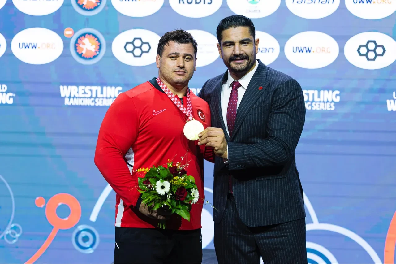 Rıza Kayaalp'ten altın madalya! Mindere şampiyonlukla döndü