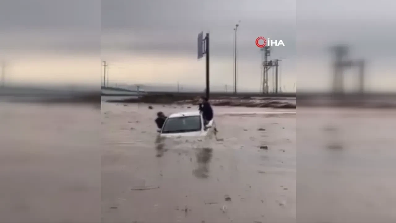 Şırnak'ta can pazarı kamerada: Sağanak yağış sonrası yollar göle döndü, iki kişi otomobilde mahsur kaldı!