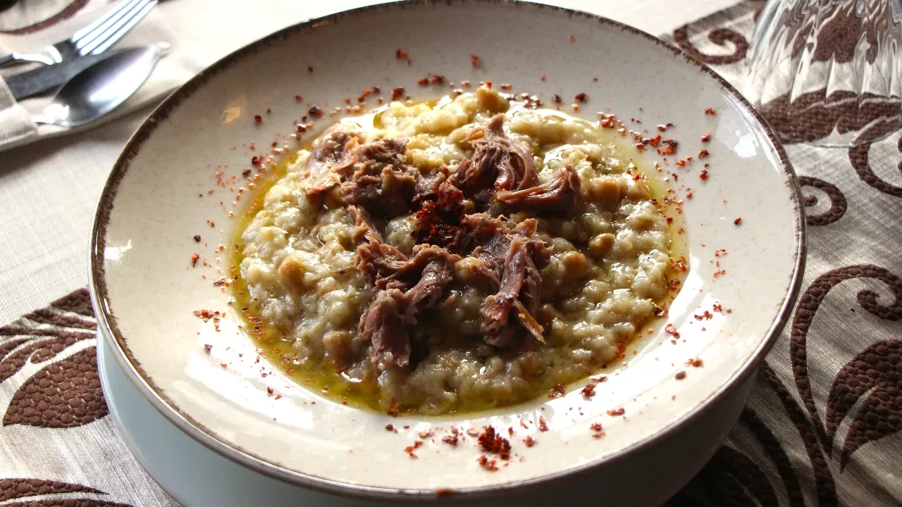 Tarihi 2 bin 500 yıl öncesine dayanan yemek: Tam 12 saatte pişiyor, bayram ve düğün sofralarının başköşesine koyuluyor