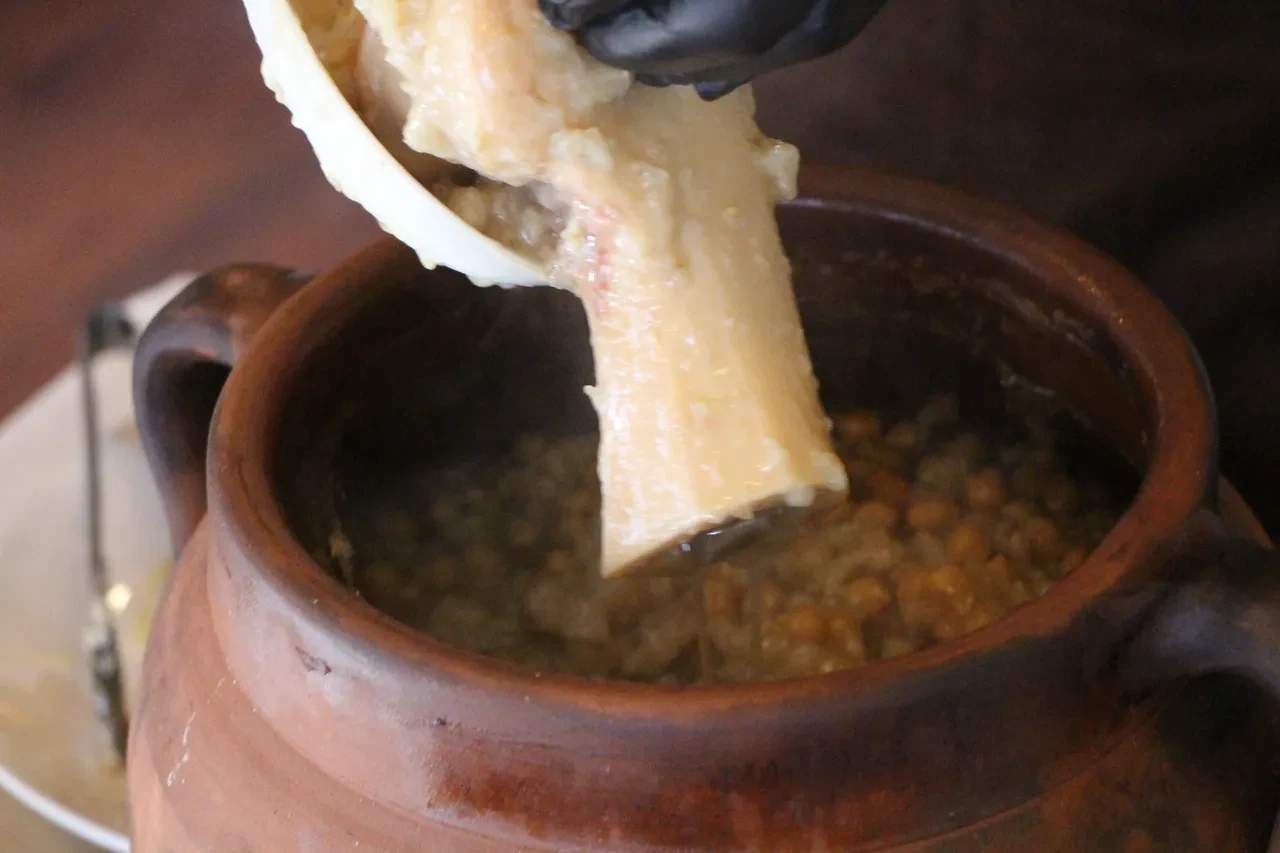 Tarihi 2 bin 500 yıl öncesine dayanan yemek: Tam 12 saatte pişiyor, bayram ve düğün sofralarının başköşesine koyuluyor