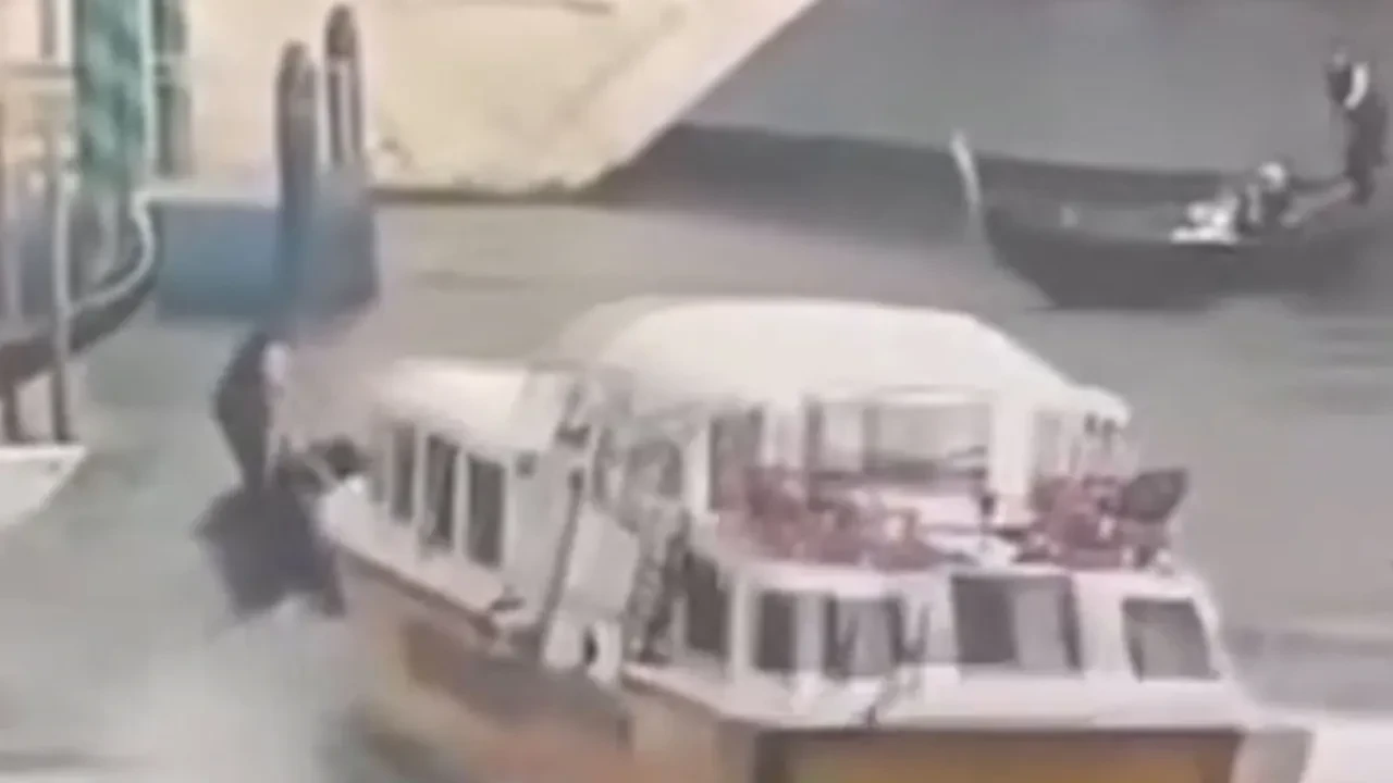 Venedik'te arızalanan tekne ortalığı birbirine kattı