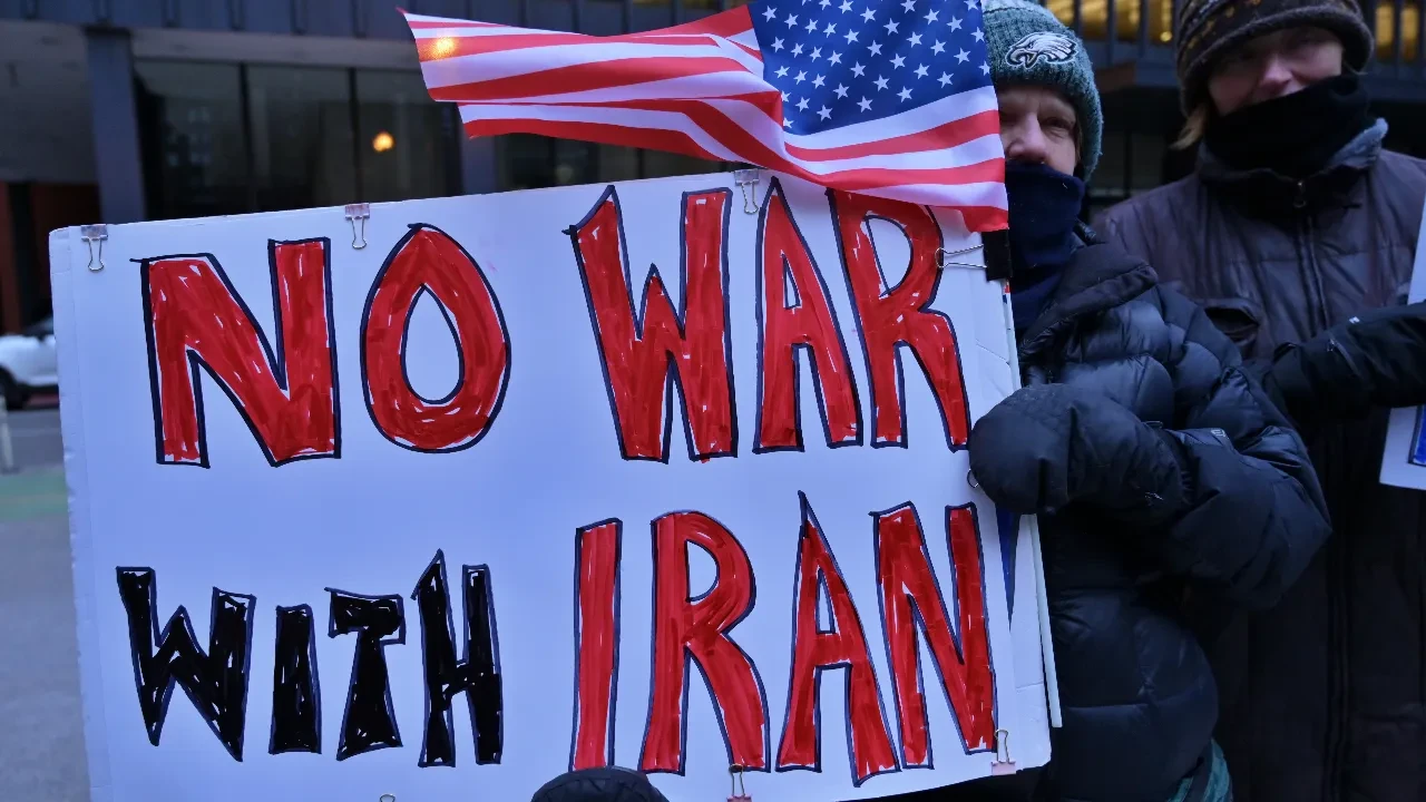 ABD ve İsrail’in İran saldırıları Chicago’da protesto edildi: Yüzlerce aktivist savaşa son verilmesini istedi