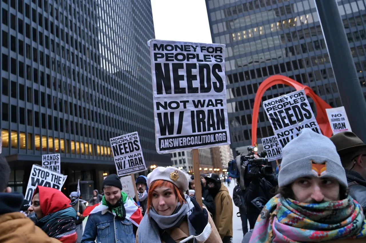 ABD ve İsrail’in İran saldırıları Chicago’da protesto edildi: Yüzlerce aktivist savaşa son verilmesini istedi