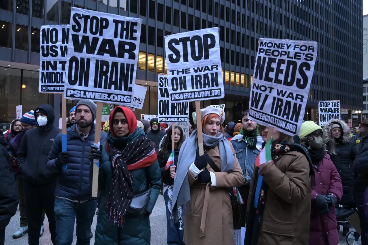 ABD ve İsrail’in İran saldırıları Chicago’da protesto edildi: Yüzlerce aktivist savaşa son verilmesini istedi