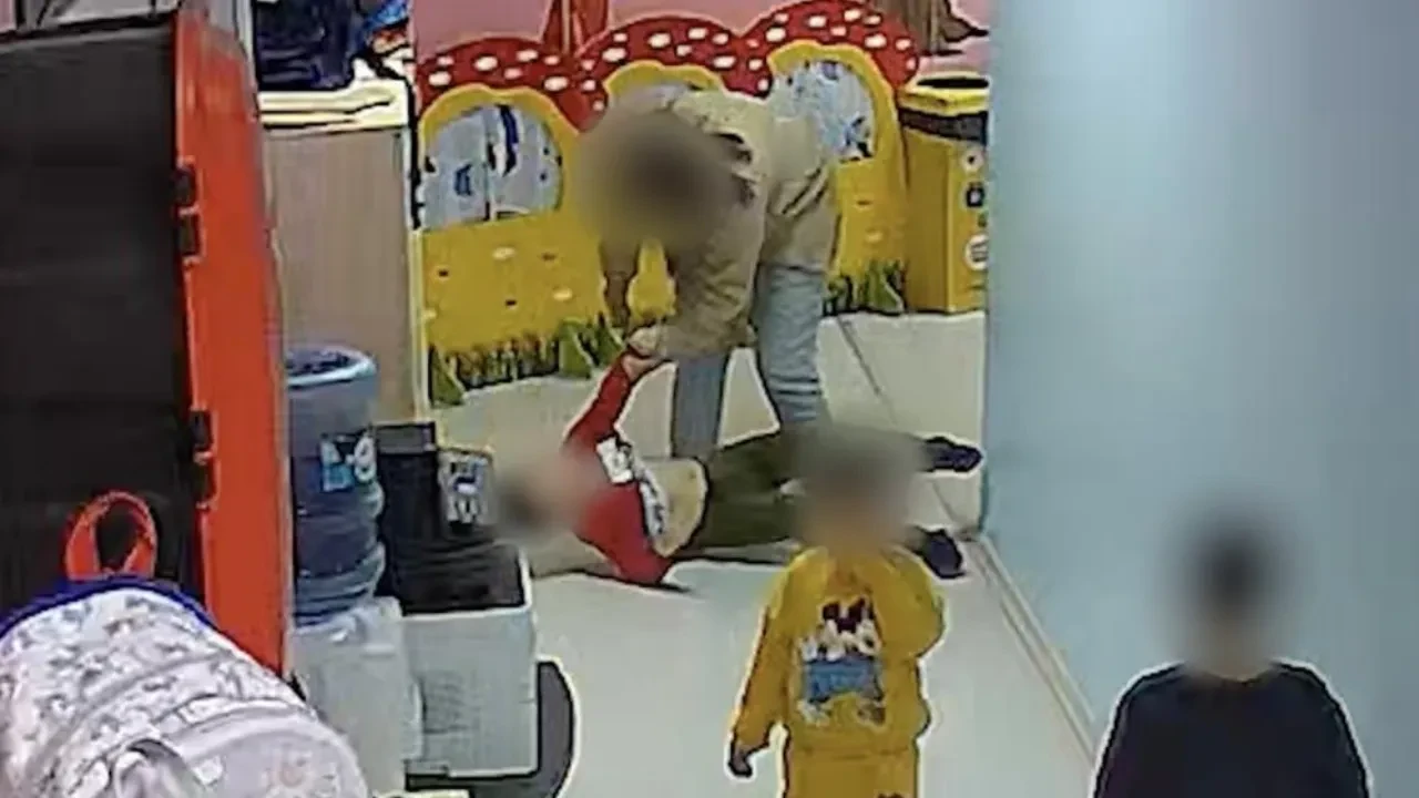 Anaokulunda 5 yaşındaki öğrencisini tekmeledi! Darpçı öğretmen 20 bin lira para cezasına çarptırıldı