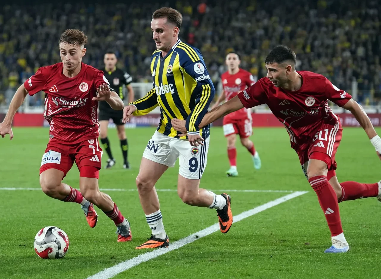 Antalyaspor Fenerbahçe maç kadrosu, muhtemel 11! Fenerbahçe'de 6 futbolcu kadroda yer almadı