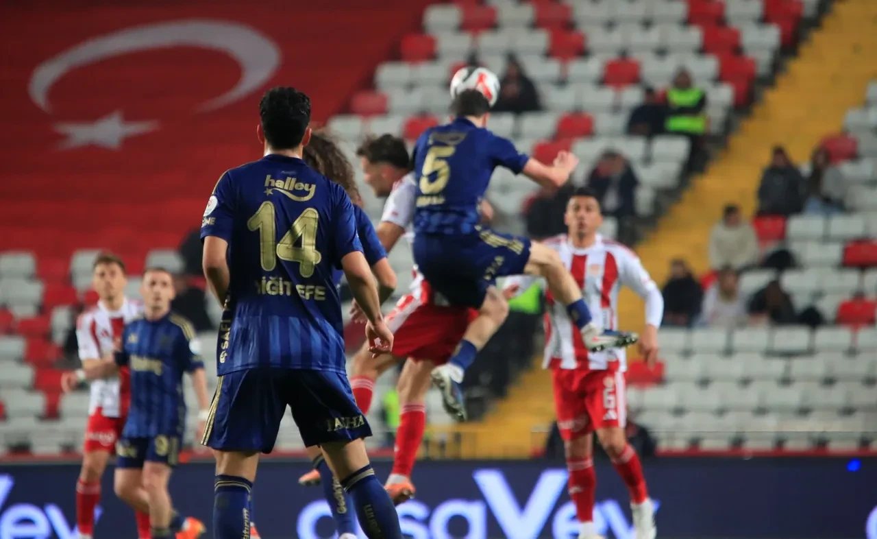 Antalyaspor Fenerbahçe maç sonucu kaç kaç golleri kimler attı? Galatasaray Fenerbahçe puan farkı