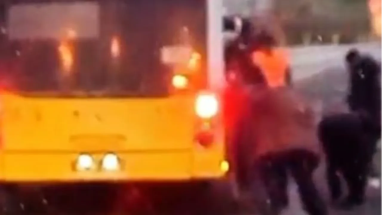 Arnavutköy'de yolda kalan İETT otobüsü için vatandaşlar seferber oldu: O anlar kamerada!