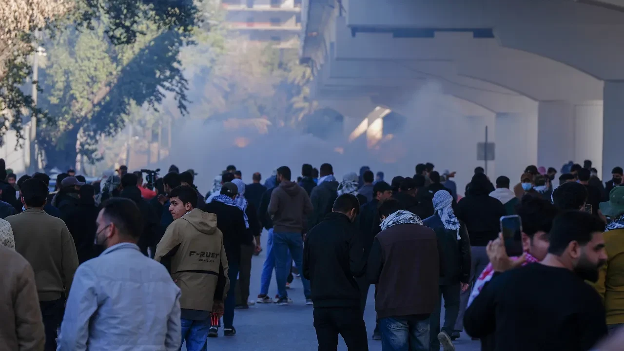 Bağdat’ta ABD karşıtı protestoya sert tepki: Ses bombası ve göz yaşartıcı gaz kullanıldı