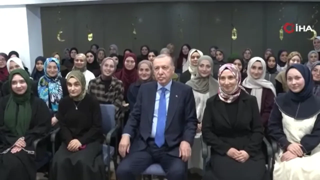 Cumhurbaşkanı Erdoğan’dan mezun olduğu okuldaki ilahiyatlı gençlere anlamlı ziyaret: "Siz alkışlanacak bir süreçtesiniz, burayı iyi değerlendirin"