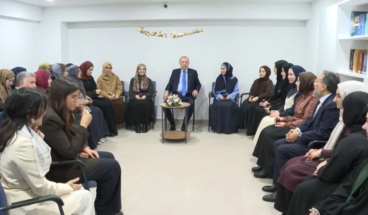 Cumhurbaşkanı Erdoğan’dan mezun olduğu okuldaki ilahiyatlı gençlere anlamlı ziyaret: "Siz alkışlanacak bir süreçtesiniz, burayı iyi değerlendirin"