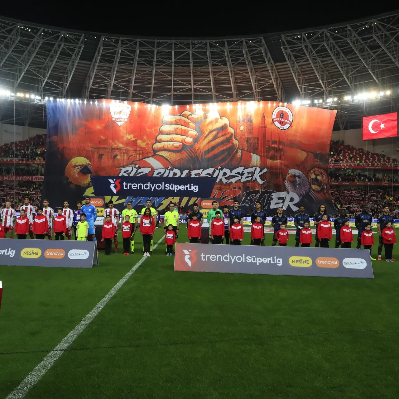 Fenerbahçe Trendyol Süper Lig'de yine takıldı: Lider Galatasaray ile puan farkı açılıyor!