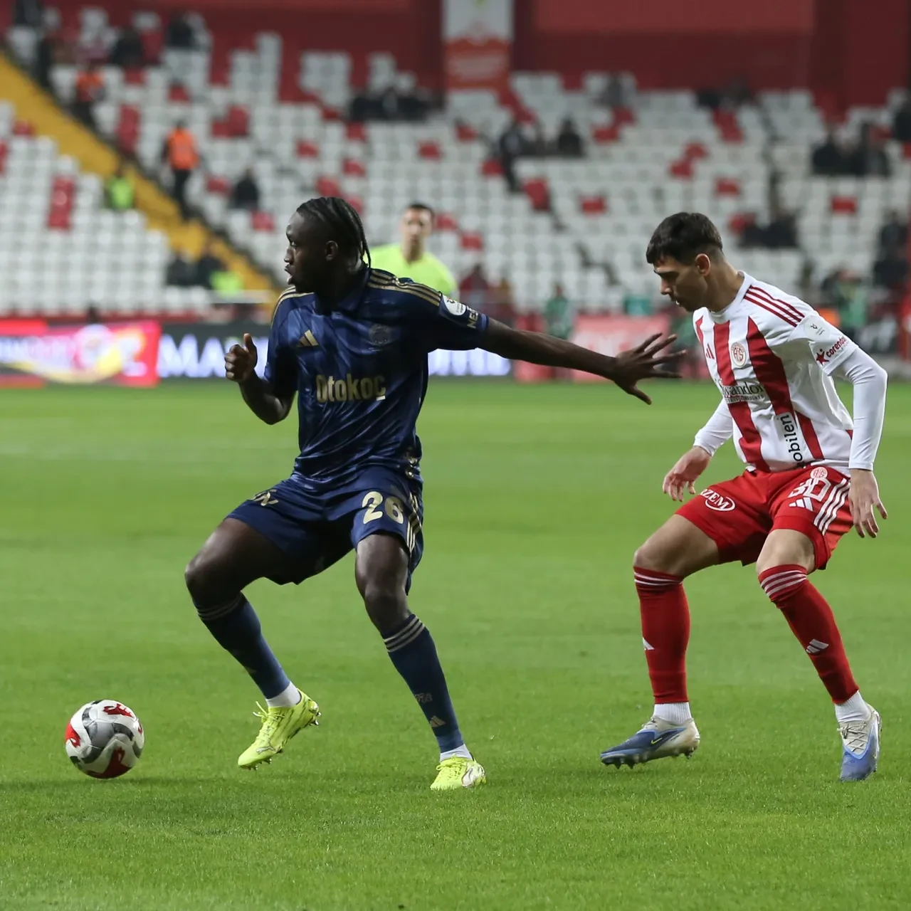 Fenerbahçe Trendyol Süper Lig'de yine takıldı: Lider Galatasaray ile puan farkı açılıyor!