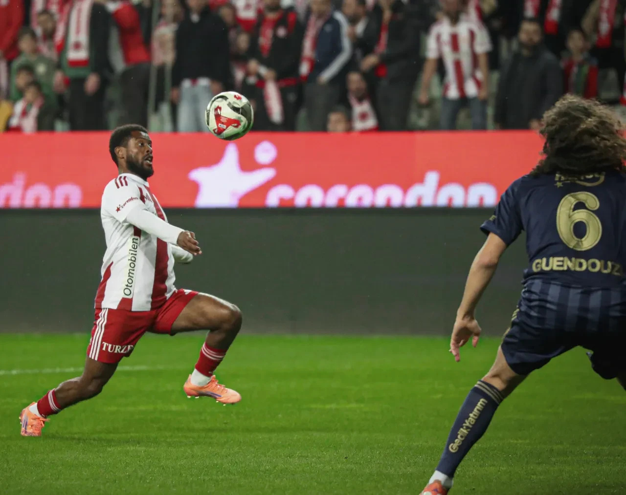Fenerbahçe Trendyol Süper Lig'de yine takıldı: Lider Galatasaray ile puan farkı açılıyor!
