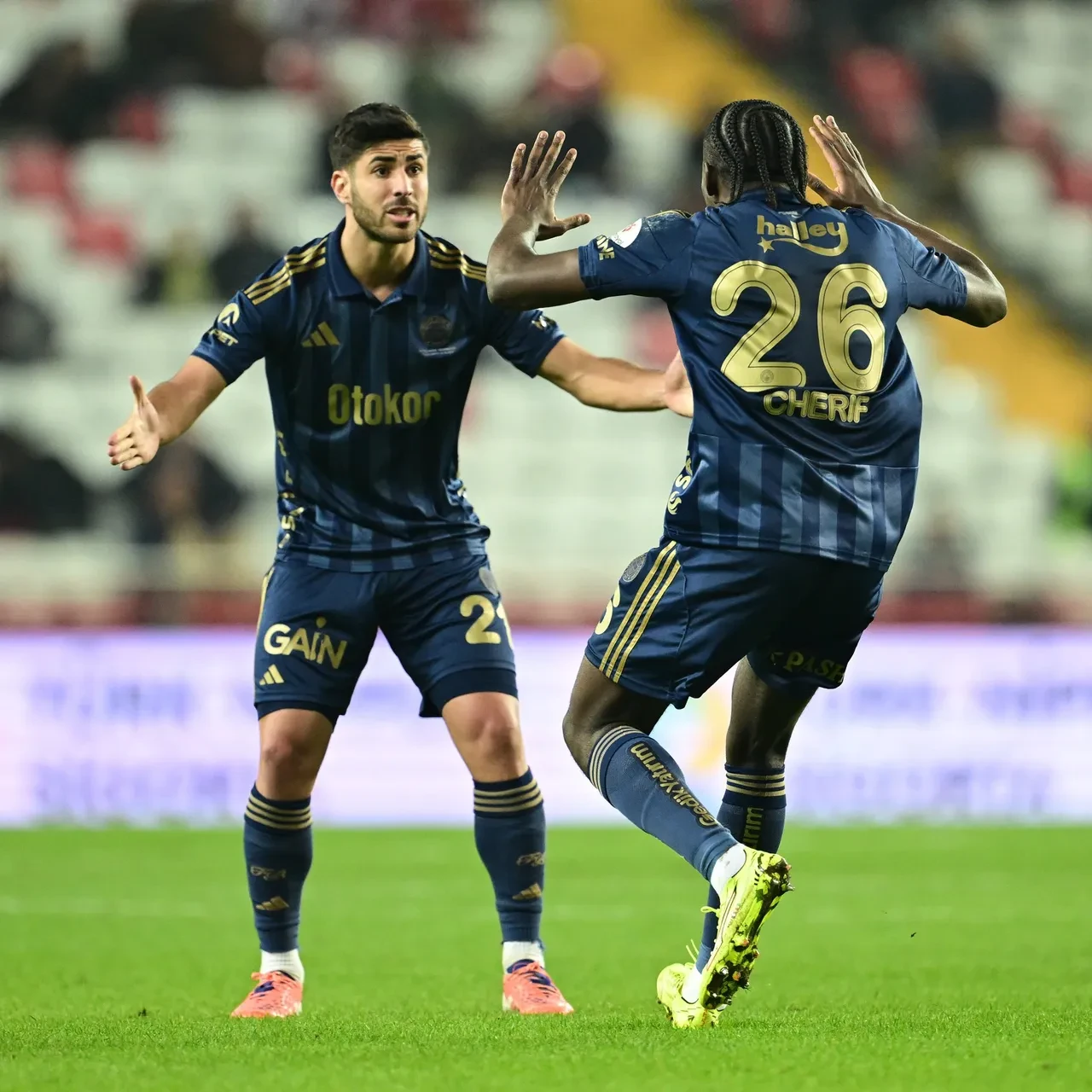 Fenerbahçe Trendyol Süper Lig'de yine takıldı: Lider Galatasaray ile puan farkı açılıyor!